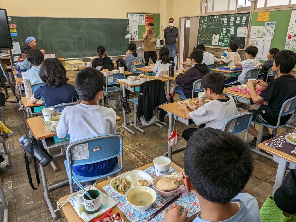 小学校で児童に農福連携について説明するウィズファーム 森下代表（奥中央左）