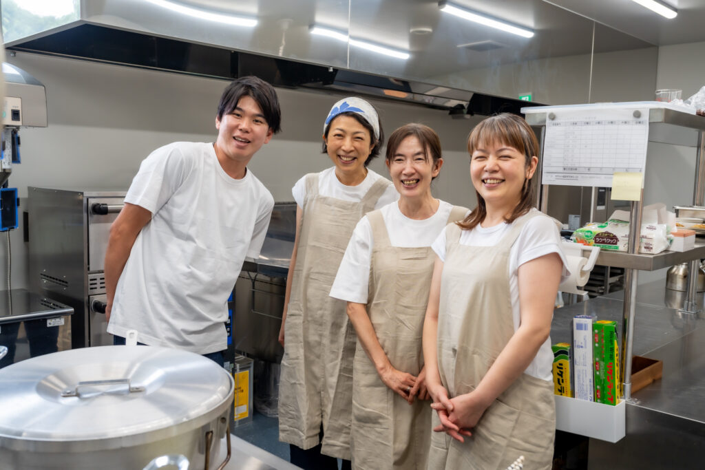 筆者（左端）とお弁当などの調理を担当するスタッフ