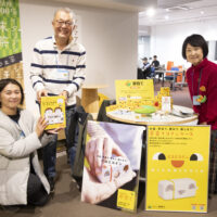 ノウフク見本市in東京に出展した夢育て農園 前川哲弥さん（中央）と前川由美さん（右）、来場した河出書房新社 編集部 鈴木美佳子さん