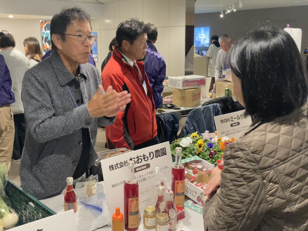 来場者（右）に商品の説明をする生産者