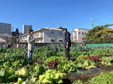 一般社団法人小金井市観光まちおこし協会 事務局 種生芽実さん（左）とシニア農園の利用者