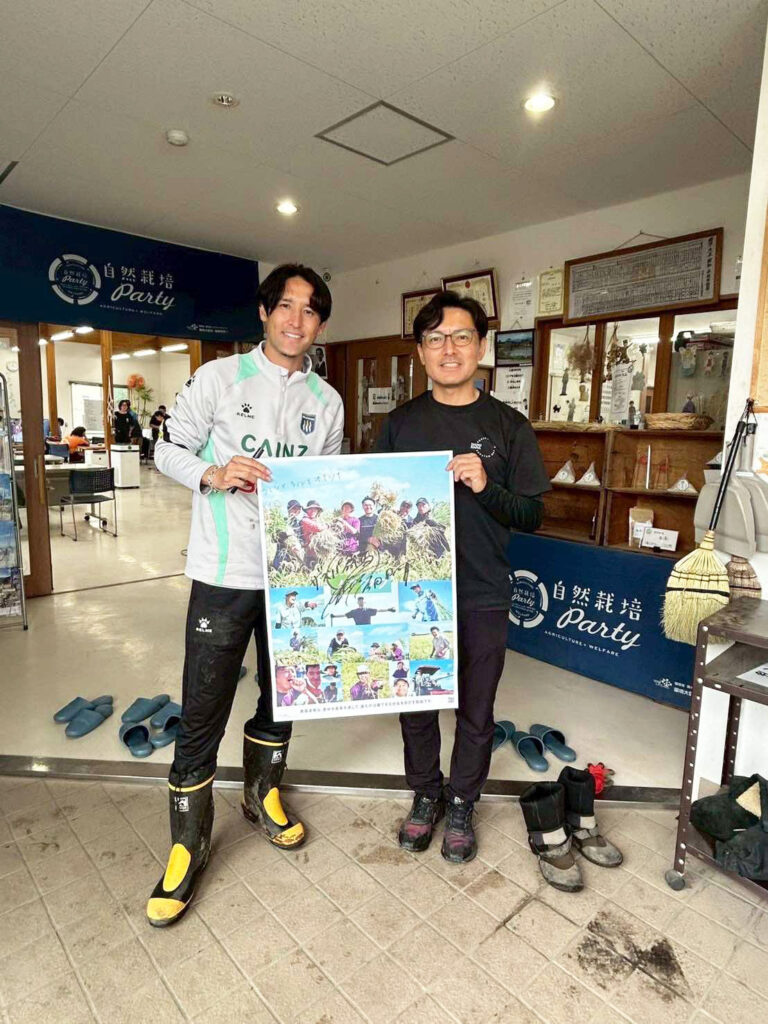 サッカーJ3・ザスパ群馬、ゆずりは会 菜の花で「ザスパファーム」開催！選手とサポーターら、玉ねぎ収穫を体験