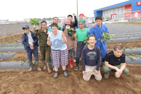 苗植え体験会終了後に撮影した清郷会協和厚生園のみなさん