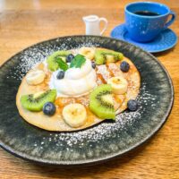 果物などを添えたもっちもち玄米「パンケーキ」