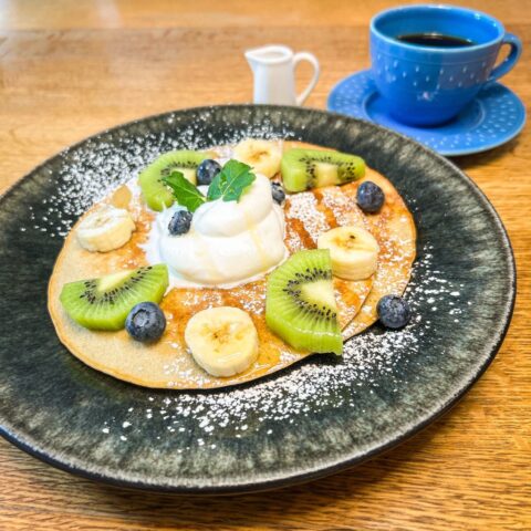 果物などを添えたもっちもち玄米「パンケーキ」