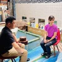 NHK Eテレの番組「toi-toi」の撮影で対談するしんやさい 代表取締役 石﨑信也さんと（左）、三好里奈さん