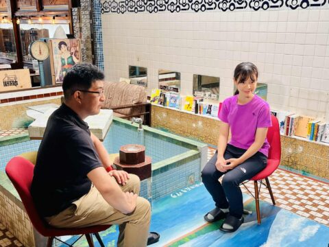 NHK Eテレの番組「toi-toi」の撮影で対談するしんやさい 代表取締役 石﨑信也さんと（左）、三好里奈さん
