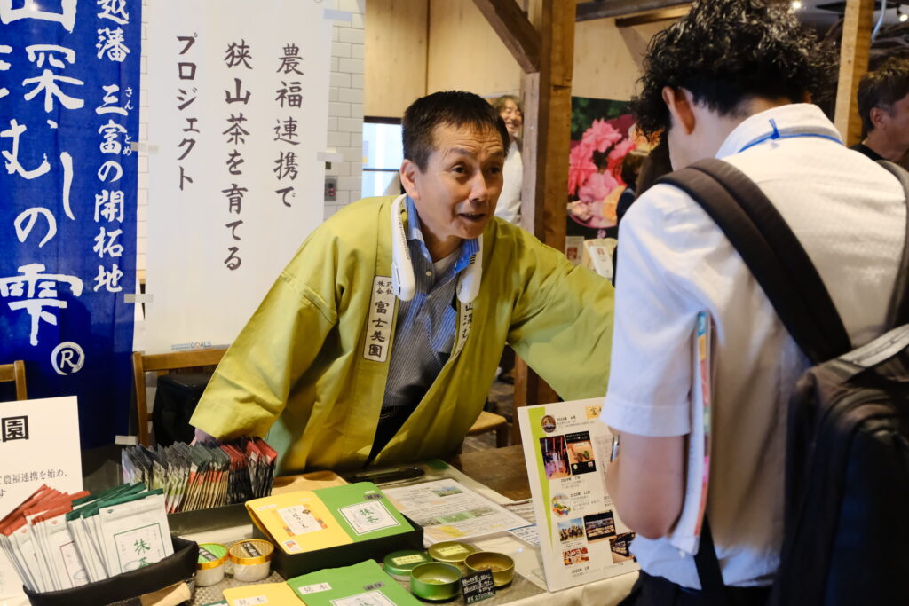 商品をPRする株式会社富士美園 代表取締役 藤野和泉さん（左）