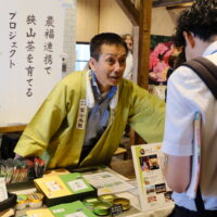 商品をPRする株式会社富士美園 代表取締役 藤野和泉さん（左）