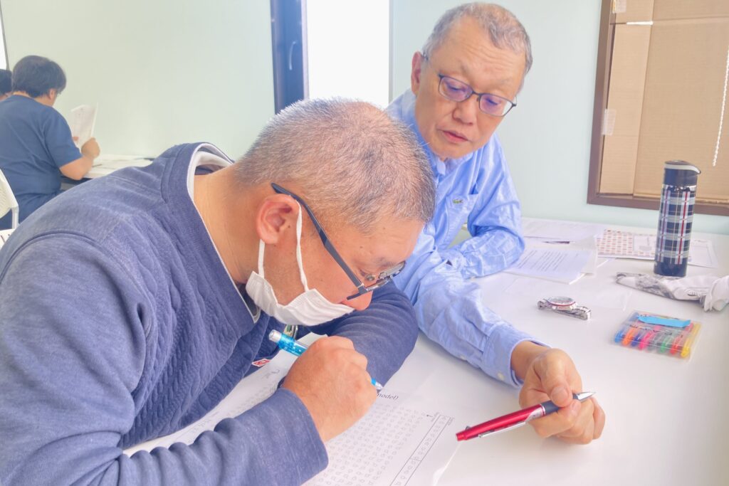 アセスメントを受ける社員（手前）に「媒介」する夢育て 前川代表