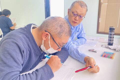 アセスメントを受ける社員(手前)に「媒介」する夢育て 前川代表