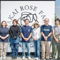 代表の中井友實榮（中央右）や筆者（中央左）ら、株式会社バラの学校の社員