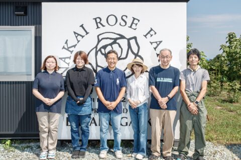 代表の中井友實榮（中央右）や筆者（中央左）ら、株式会社バラの学校の社員