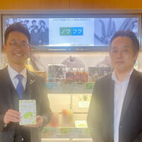 「果実なきモチ」を出品する株式会社八天堂ファーム 代表取締役 林義之さん（左）と、販路拡大コーディネーターの株式会社マイエンジン 代表取締役 小岩隆志さん