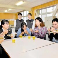 和光ワールドが伊予農業高校などと商品開発に取り組む（愛媛新聞）